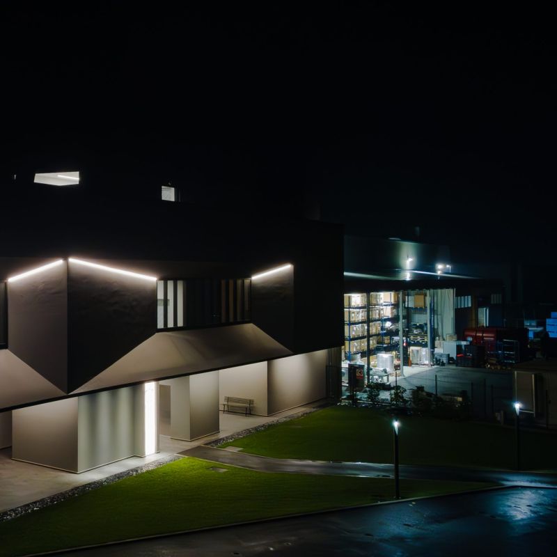 Foto scattata con un drone in cui si vede lo stabilimento e il magazzino illuminato