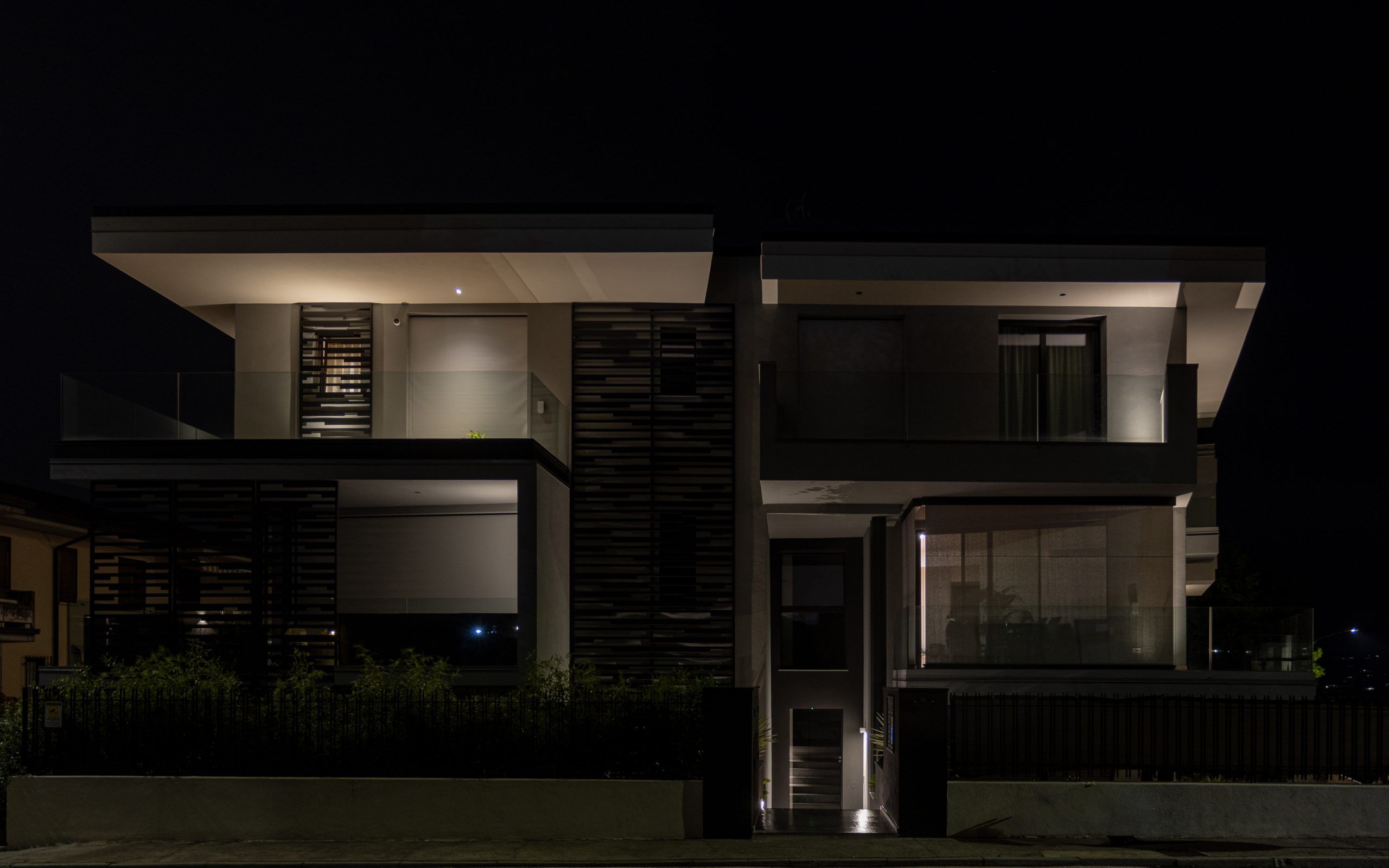 illuminazione facciata condominio con terrazze