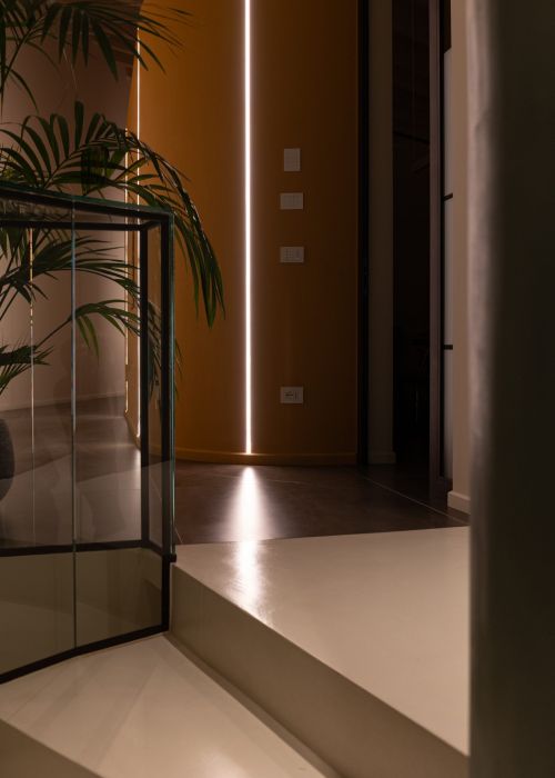 Biglietteria cinema illuminata con sospensioni Linea Light