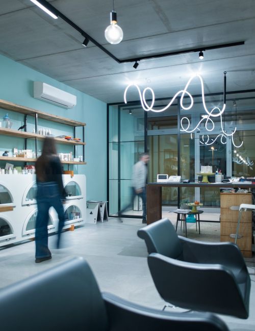 Ragazza in un un salone da parrucchiere