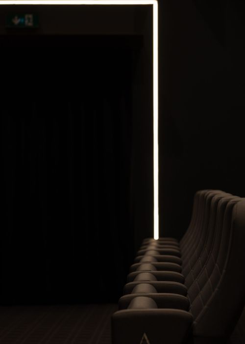 illuminazione d'emergenza con strisce led per uscite cinema