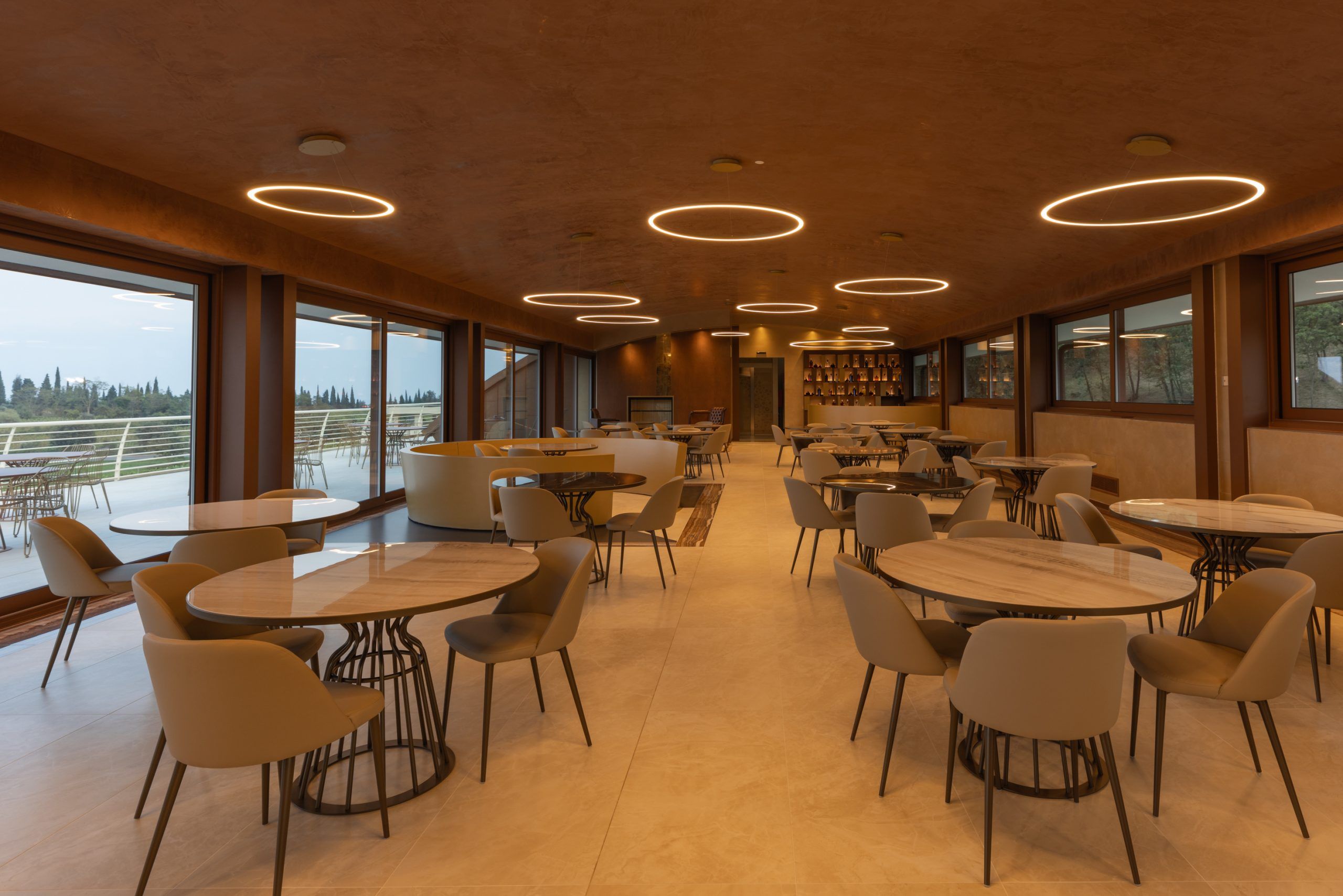 ambiente illuminato con la sospensione Lira firmata Linea Light