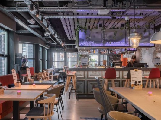 Faretti da soffitto che illuminano un ristorante