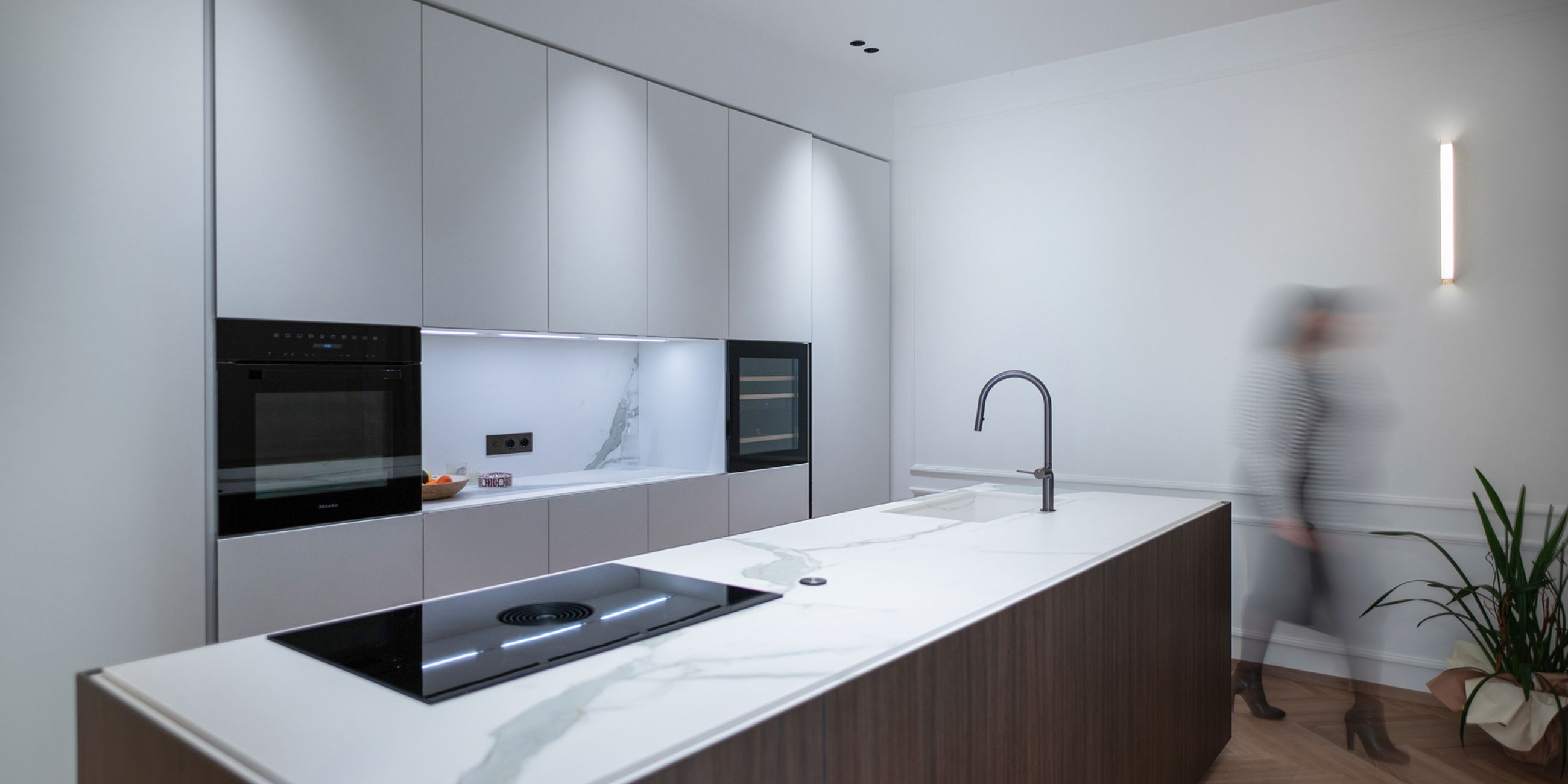 Illuminare l'isola delle cucina con un sistema a binario