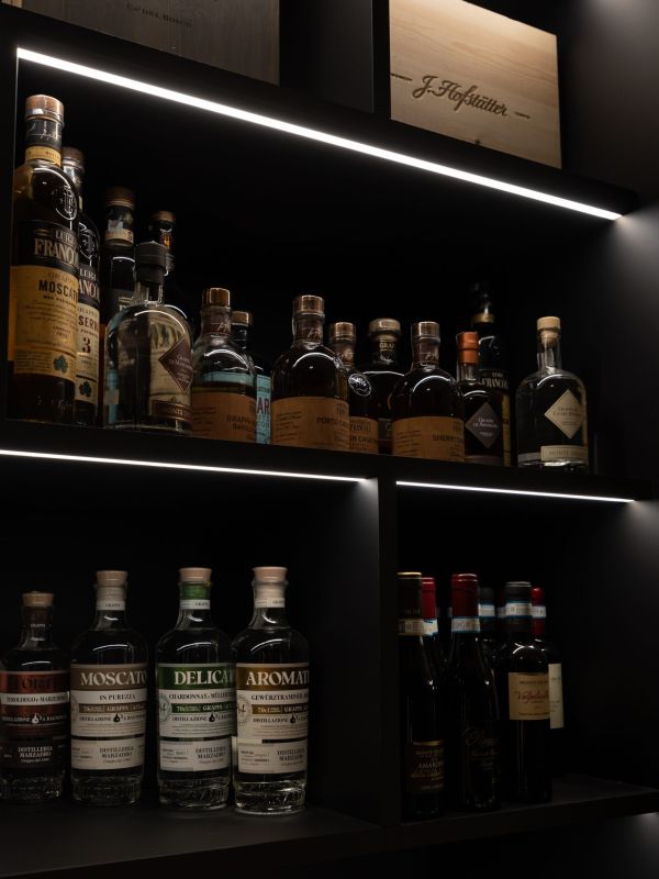 Strisce led per illuminare gli scaffali di una cantina di vini.