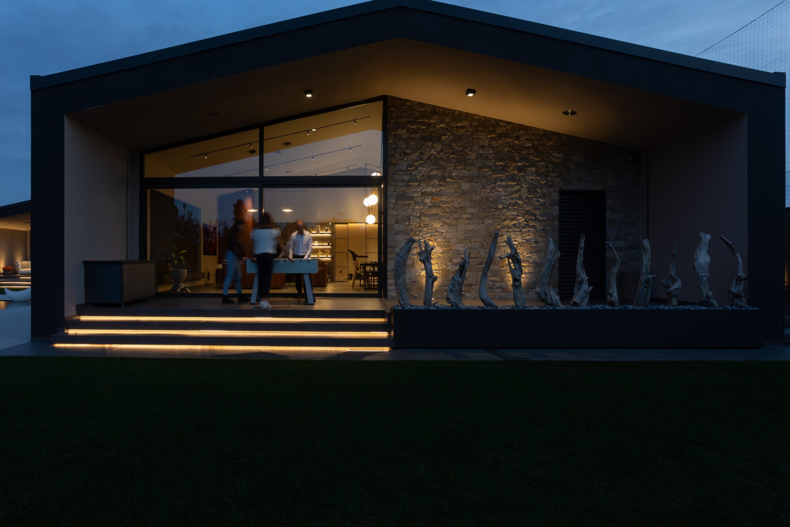 Esterno di un'elegante villa contemporanea illuminata al crepuscolo