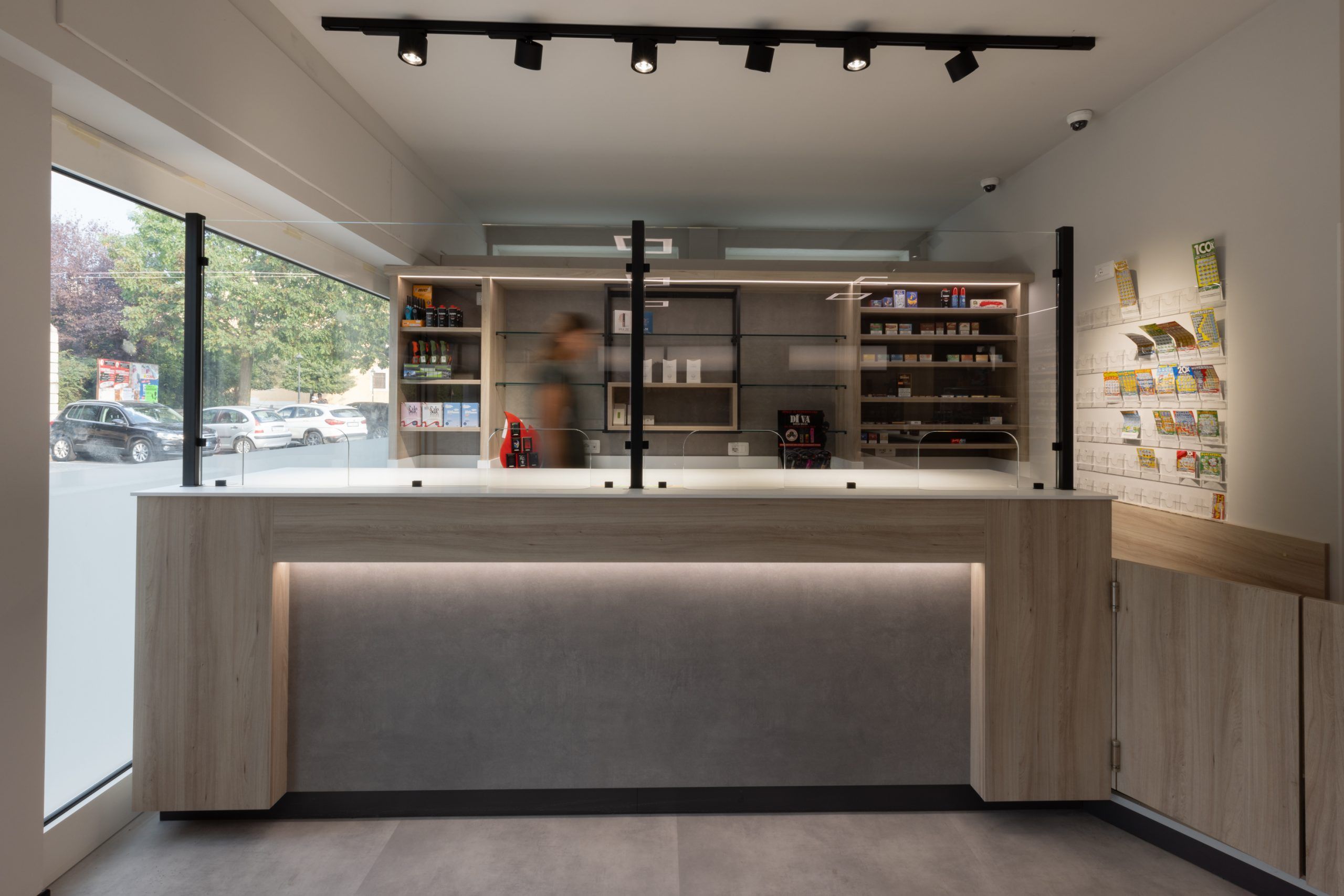 Bancone di una tabaccheria illuminato