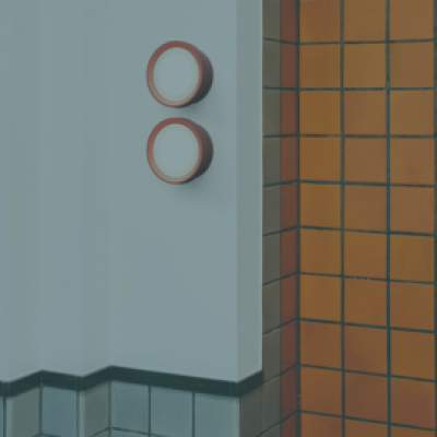 Due lampade da parete di color arancio 