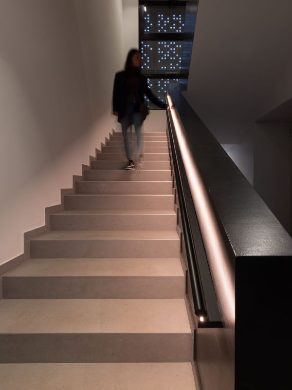 Scale con illuminazione al corrimano