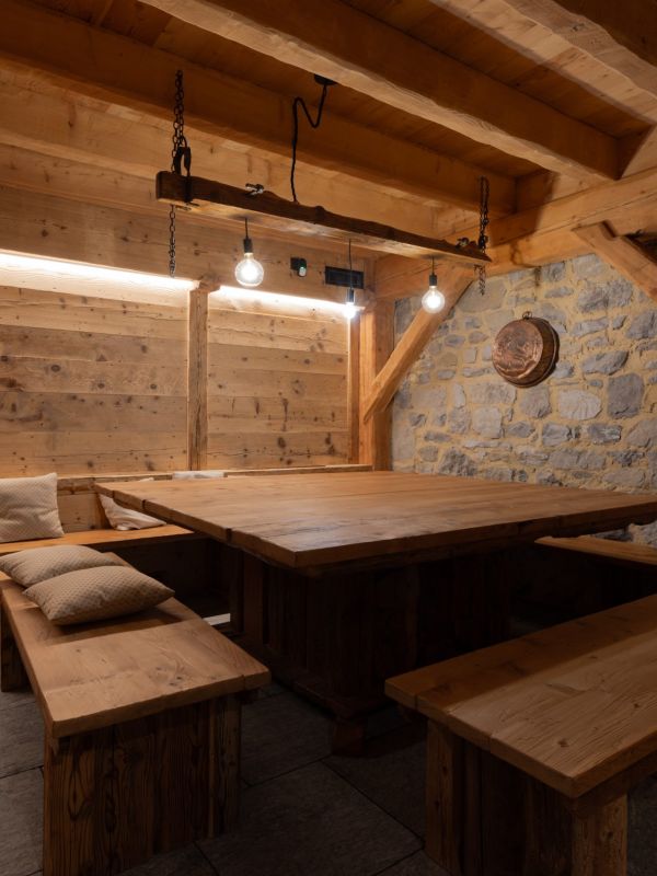 Luci a sospensione rustiche in uno chalet tradizionale