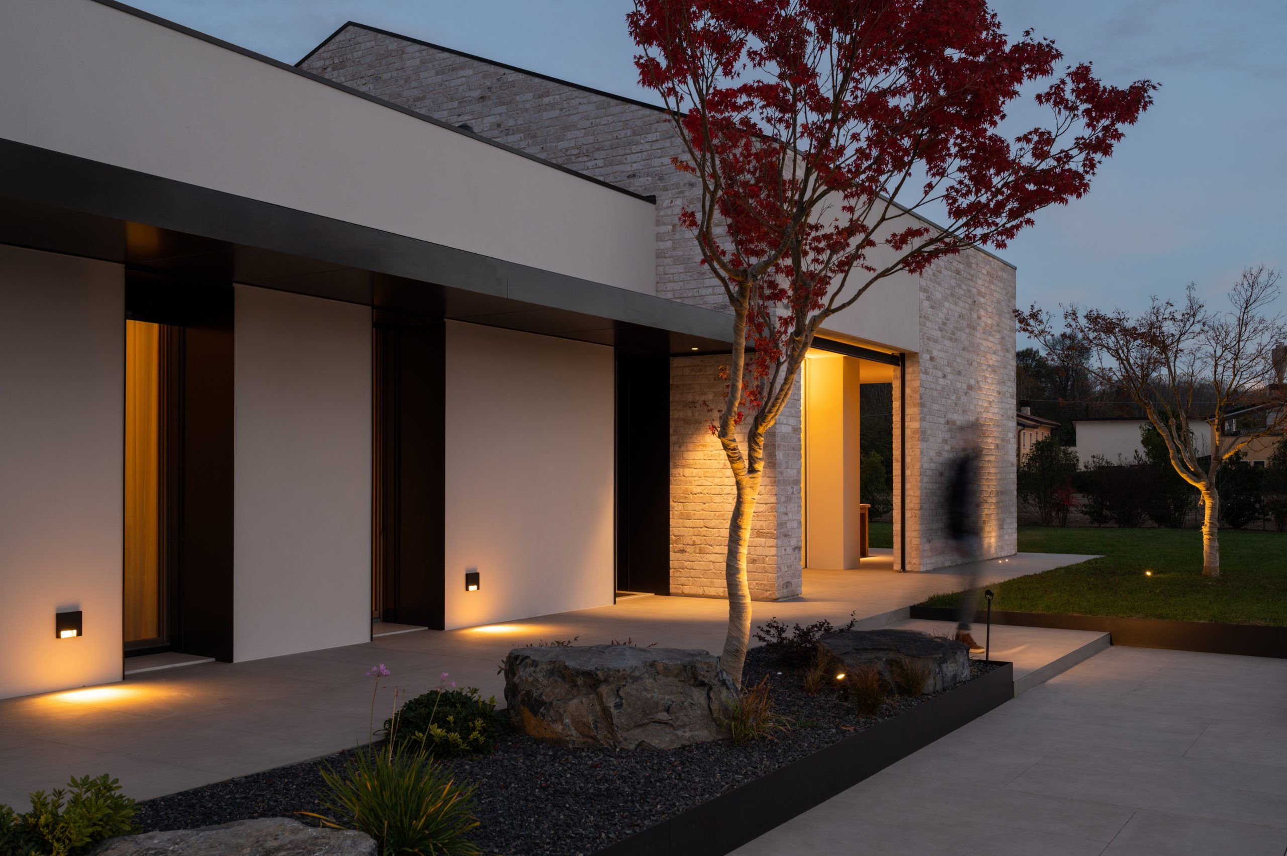 Facciata di una villa illuminata con faretti a singola emissione.