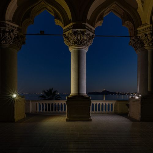 Portico con colonne con vista lago