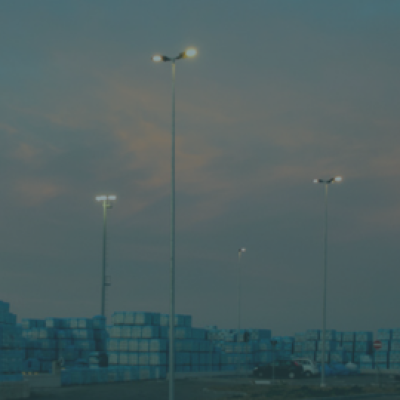 Lampioni industriali che illuminano uno stabilimento 