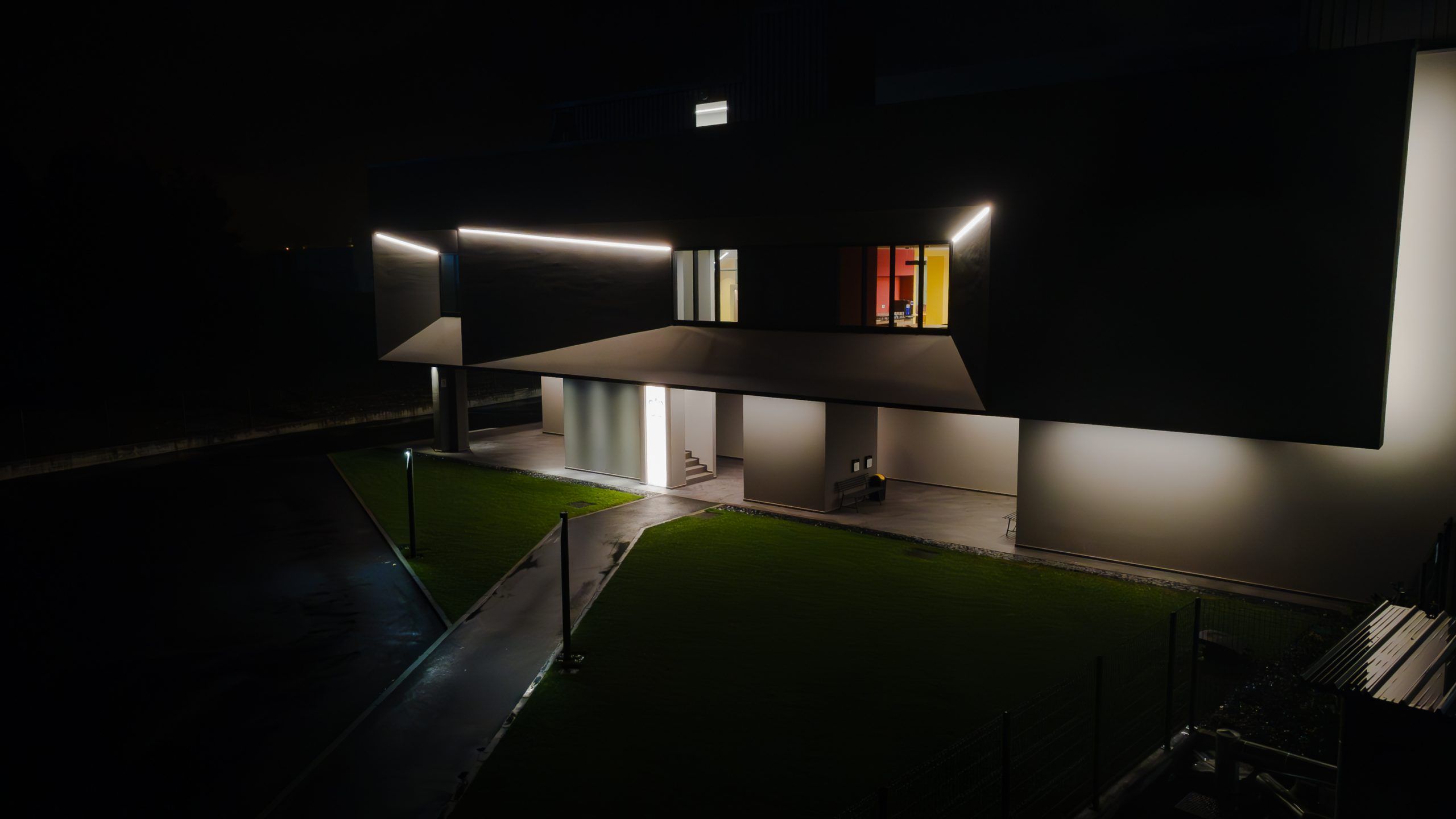 Fotografia scattata con un drone della facciata di uno stabilimento industriale illuminato