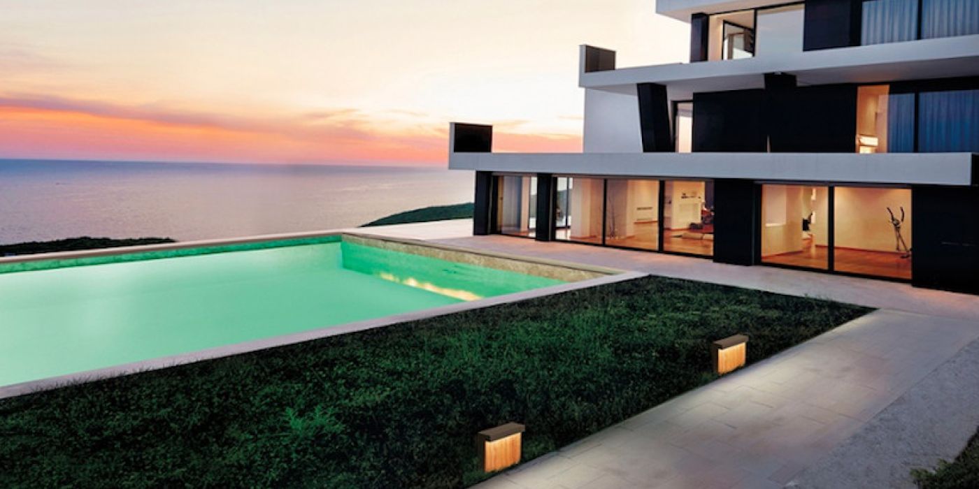 Render di un giardino con piscina illuminato