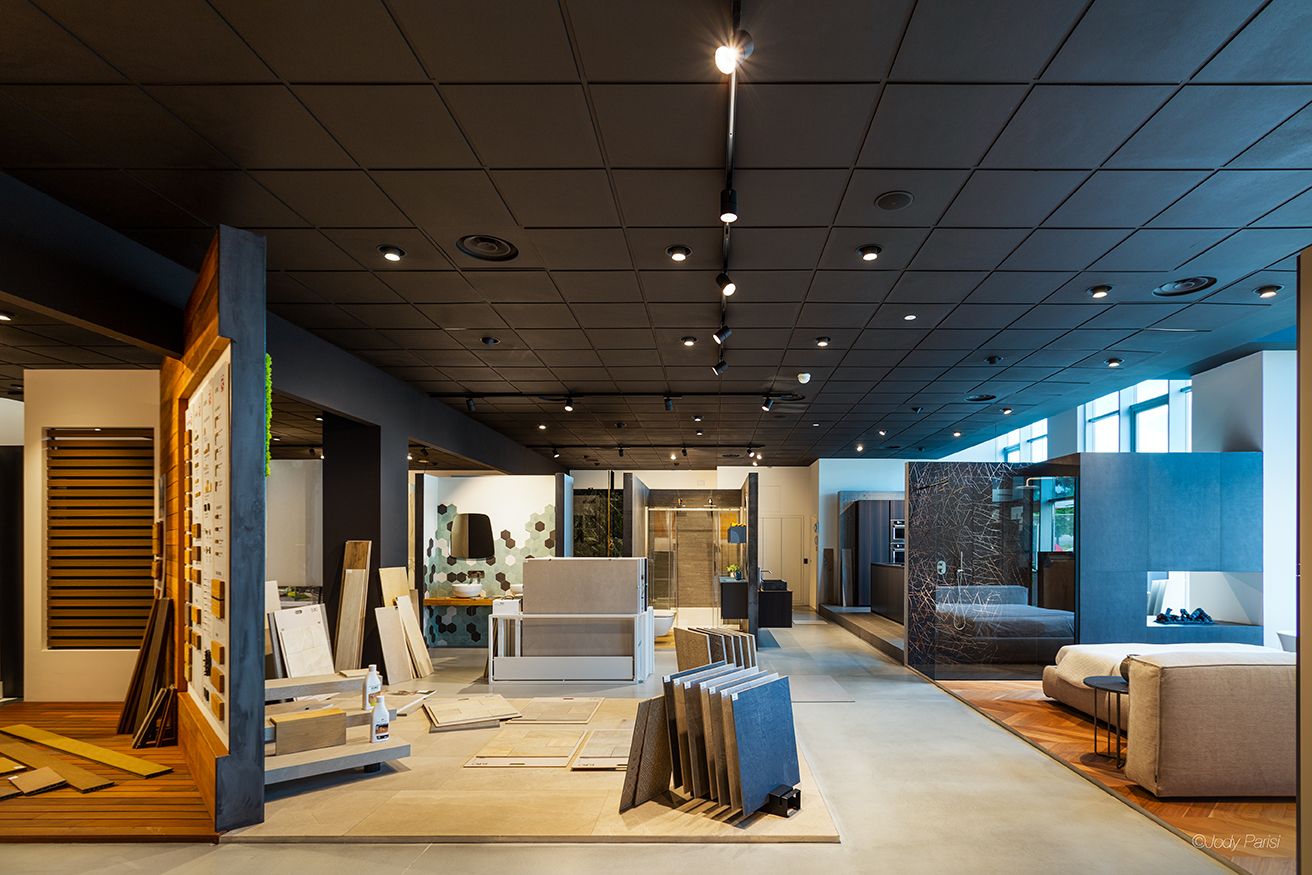 Salone espositivo illuminato da faretti da soffitto