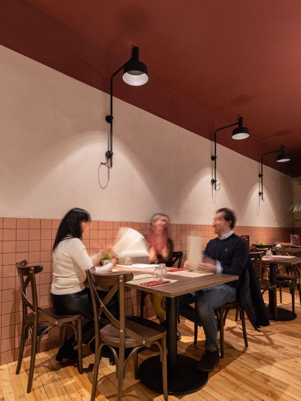 Persone sedute ad un tavolo in un ristorante