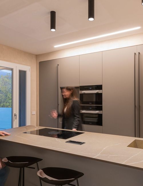 luci a sospensione per illuminare la penisola della cucina